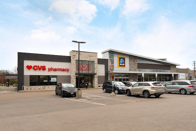 2006 Kentwell Rd, Upper Arlington, OH 43221 - view of commercial location featuring uncovered parking