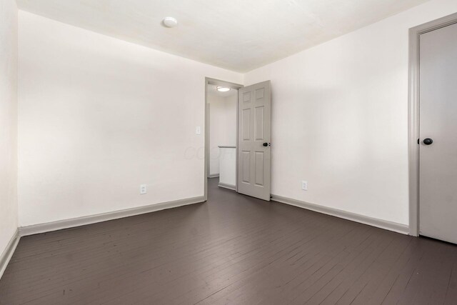 437-441 S Glenwood Ave, Columbus, OH 43223 - spare room with dark wood-type flooring and a smoke detector