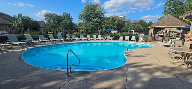595 Piney Glen Dr, Columbus, OH 43230 - community pool with a patio