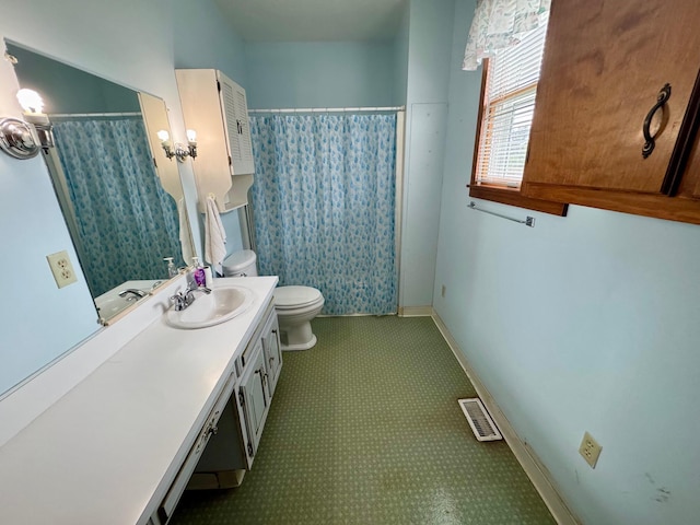 181 W 3rd St, Frazeysburg, OH 43822 - bathroom with vanity and curtained shower