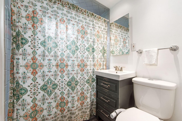 794 E Brighton Rd, Columbus, OH 43224 - bathroom featuring vanity and a shower with shower curtain