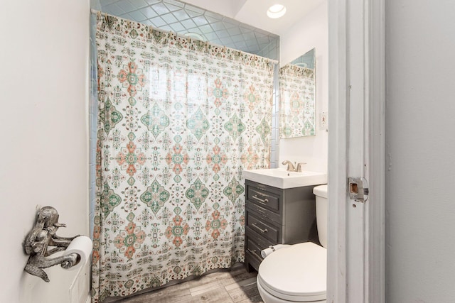 794 E Brighton Rd, Columbus, OH 43224 - bathroom with vanity, wood finished floors, a shower with curtain, and recessed lighting