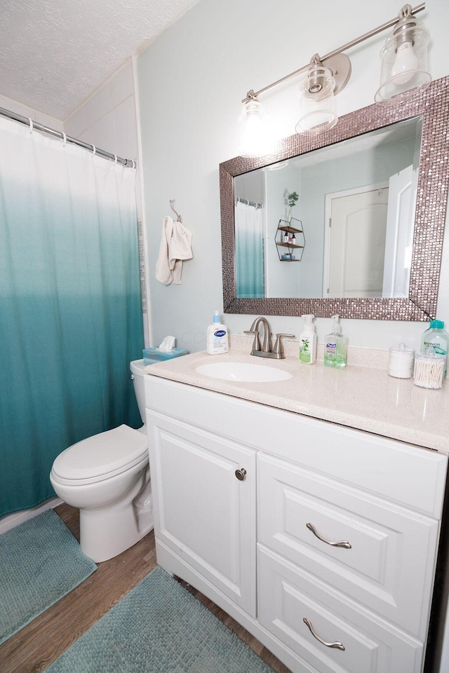 3790 Hunting Ln, Columbus, OH 43230 - full bath featuring wood finished floors, vanity, a textured ceiling, and a shower with shower curtain