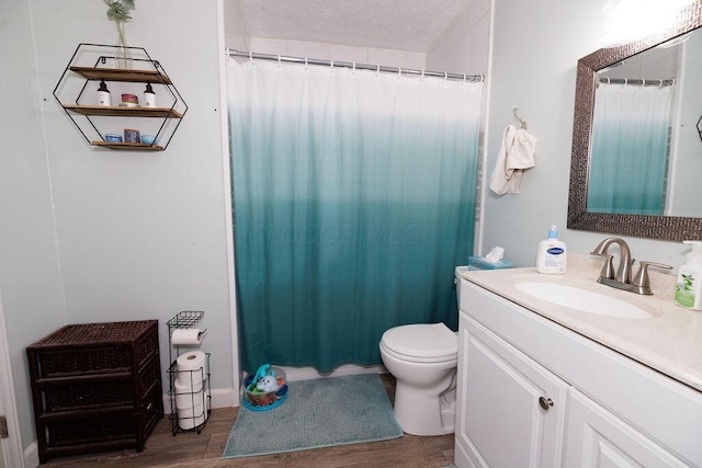 3790 Hunting Ln, Columbus, OH 43230 - bathroom with vanity, wood finished floors, a shower with curtain, and a textured ceiling
