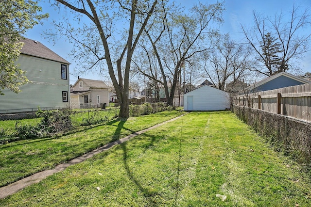 743 Reinhard Ave, Columbus, OH 43206 - fenced backyard featuring a storage shed and a garage