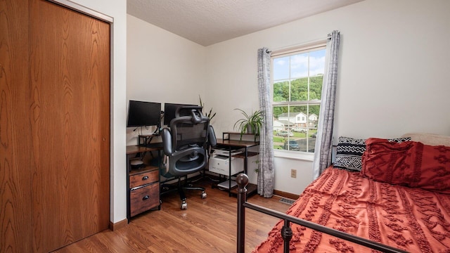 637 Livingston Ct, Heath, OH 43056 - bedroom with wood finished floors, a desk, and a textured ceiling