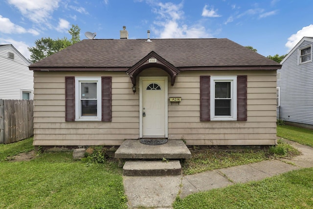 846 4th St, Lancaster, OH 43130 - bungalow-style home featuring a shingled roof and a chimney