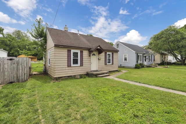 846 4th St, Lancaster, OH 43130 - bungalow-style home featuring a shingled roof and a chimney