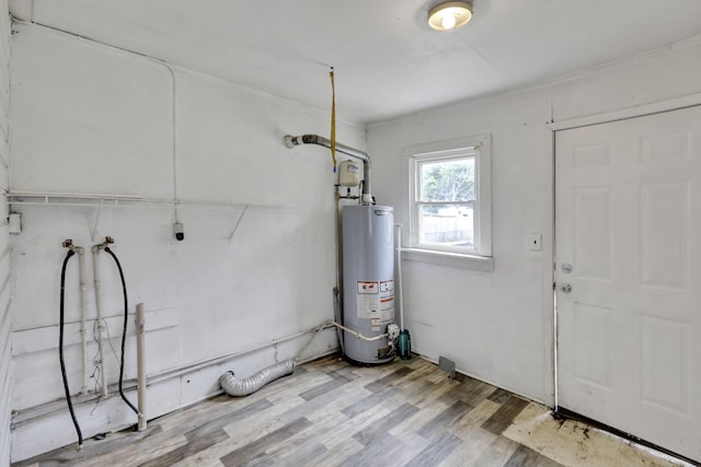 846 4th St, Lancaster, OH 43130 - utility room featuring gas water heater