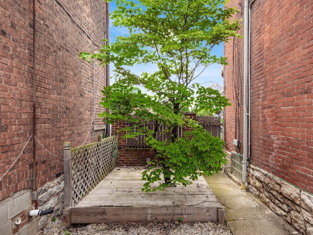 1360 S High St, Columbus, OH 43207 - view of wooden terrace