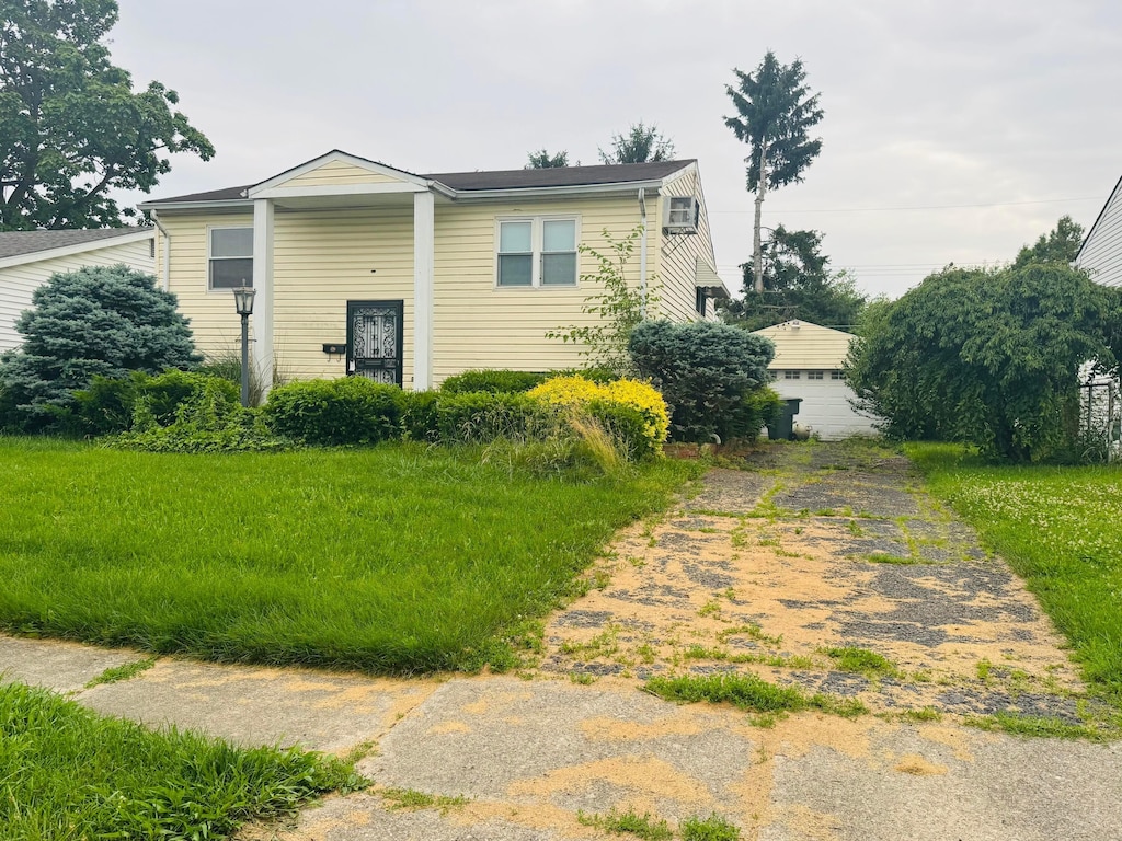 907 Higbee Dr N, Columbus, OH 43207 - view of front of home with a detached garage