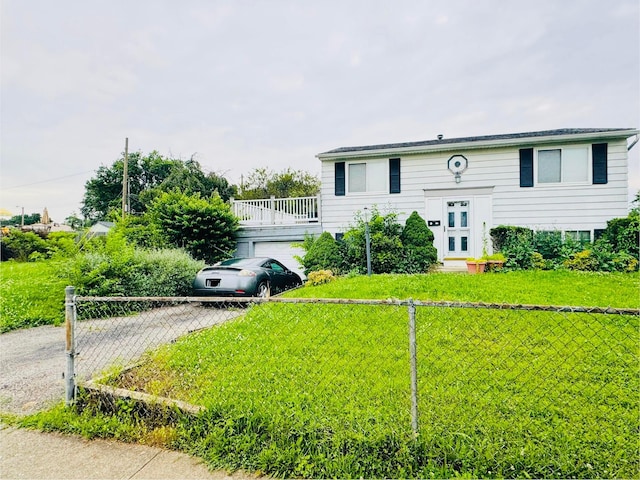 662 Bartfield Dr, Columbus, OH 43207 - split foyer home featuring asphalt driveway and a garage
