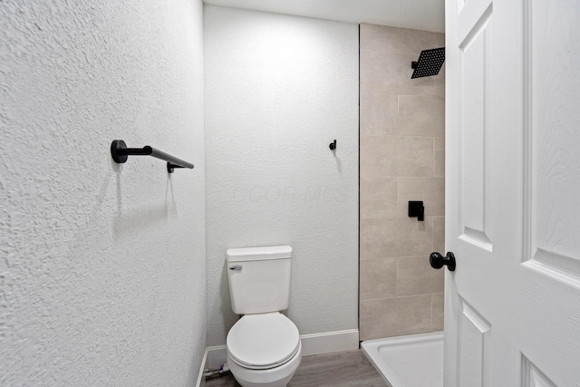 1430 Aberdeen Ave, Columbus, OH 43211 - bathroom featuring tiled shower, wood finished floors, and a textured wall
