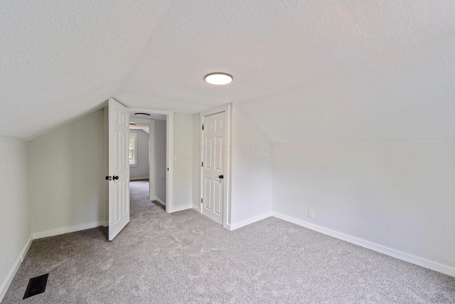 1430 Aberdeen Ave, Columbus, OH 43211 - bonus room featuring a textured ceiling, carpet, and lofted ceiling