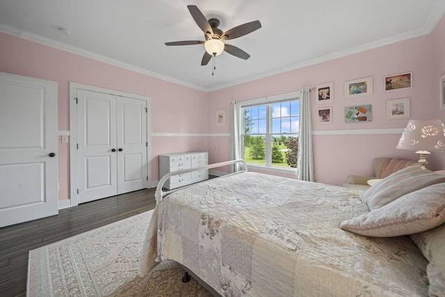 124 Dutch Ridge Way, Johnstown, OH 43031 - bedroom featuring wood finished floors, crown molding, a closet, and a ceiling fan