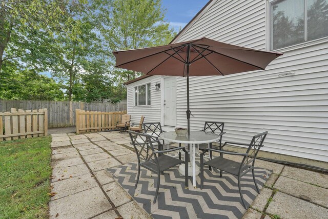 2047 Brookfield Rd, Columbus, OH 43229 - view of patio / terrace featuring outdoor dining area