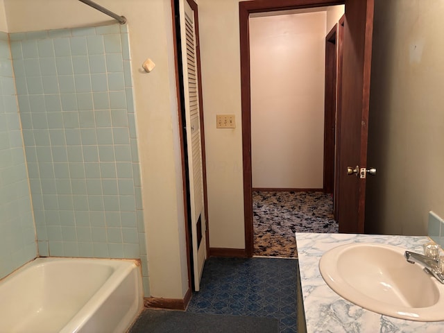 54 Appleview Ct, Howard, OH 43028 - bathroom with a closet, vanity, and bathtub / shower combination