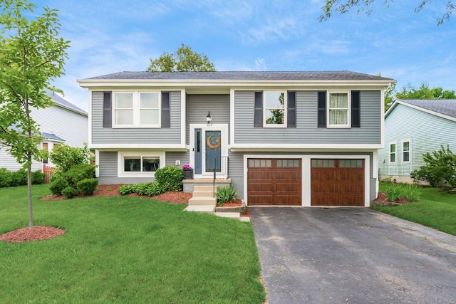 658 Academy Dr, Galloway, OH 43119 - split foyer home featuring an attached garage, driveway, and a front lawn