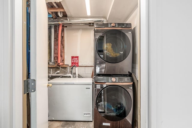 658 Academy Dr, Galloway, OH 43119 - washroom featuring stacked washer / dryer