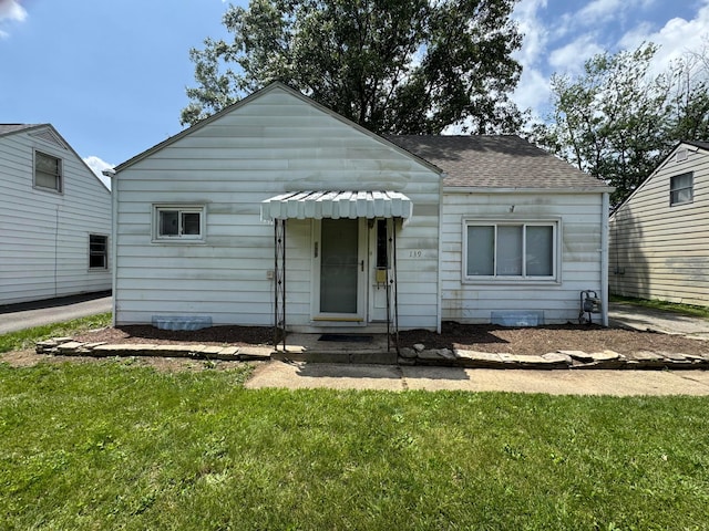 139 S Ashburton Rd, Columbus, OH 43213 - view of front facade featuring a shingled roof and a front lawn