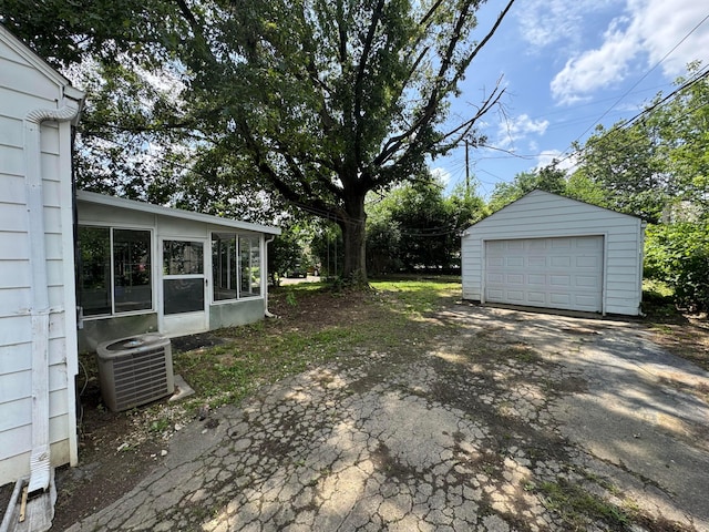 139 S Ashburton Rd, Columbus, OH 43213 - view of yard featuring a sunroom, driveway, an outdoor structure, and a garage