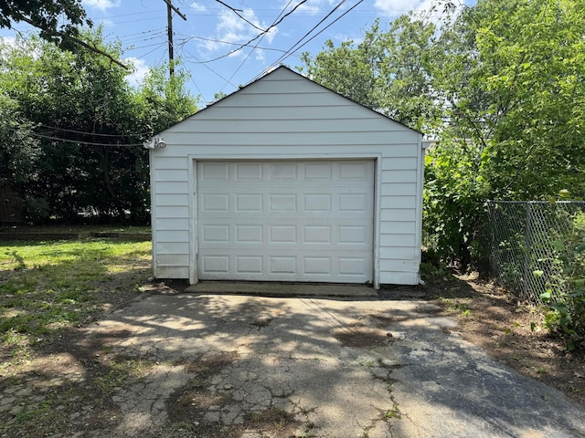 139 S Ashburton Rd, Columbus, OH 43213 - detached garage with driveway