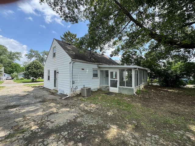 139 S Ashburton Rd, Columbus, OH 43213 - rear view of house featuring a sunroom and a shingled roof