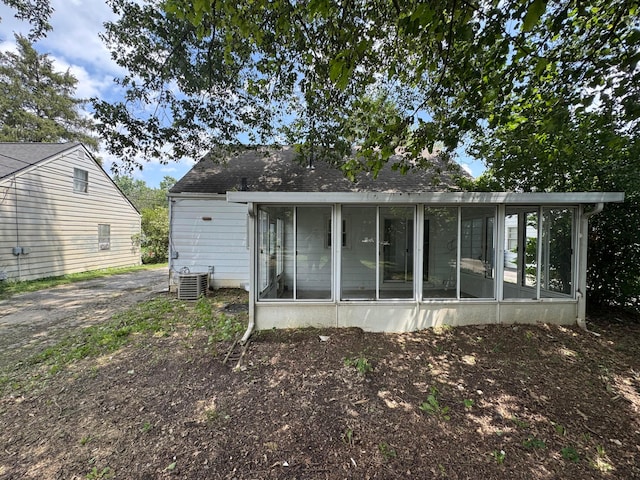 139 S Ashburton Rd, Columbus, OH 43213 - rear view of property with a sunroom and roof with shingles