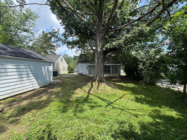 139 S Ashburton Rd, Columbus, OH 43213 - view of green lawn featuring an outdoor structure