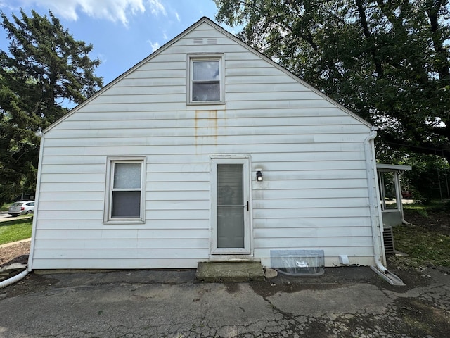 139 S Ashburton Rd, Columbus, OH 43213 - back of property featuring entry steps