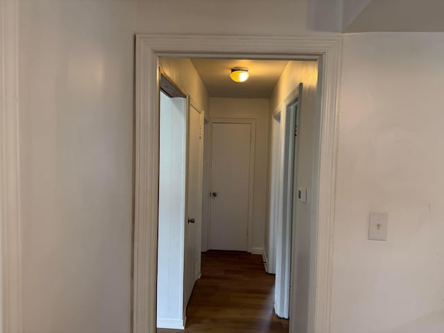 139 S Ashburton Rd, Columbus, OH 43213 - hallway with dark wood-style floors and baseboards