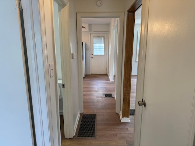 139 S Ashburton Rd, Columbus, OH 43213 - corridor featuring wood finished floors and baseboards