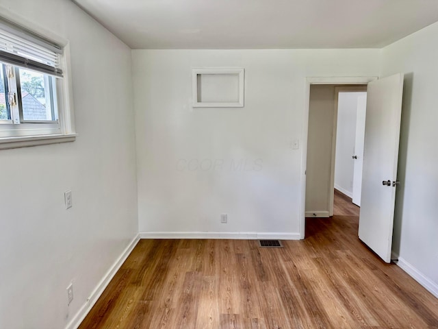 139 S Ashburton Rd, Columbus, OH 43213 - unfurnished room featuring wood finished floors and baseboards