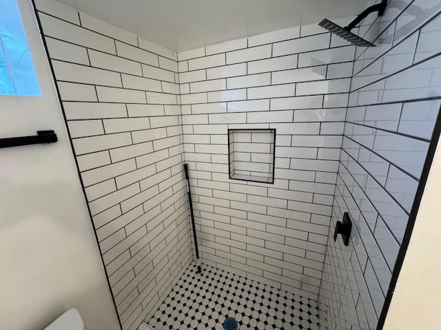 139 S Ashburton Rd, Columbus, OH 43213 - bathroom featuring a tile shower and toilet