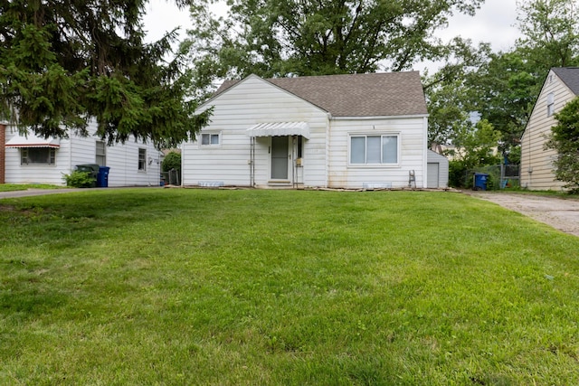 139 S Ashburton Rd, Columbus, OH 43213 - bungalow-style home featuring roof with shingles and a front yard