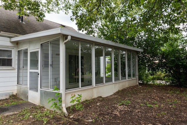 139 S Ashburton Rd, Columbus, OH 43213 - view of side of property with a sunroom and a shingled roof