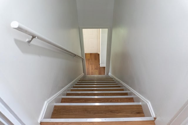 139 S Ashburton Rd, Columbus, OH 43213 - stairway featuring baseboards