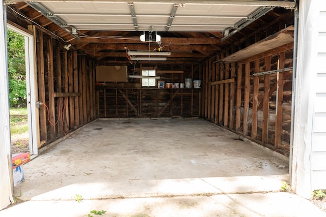 139 S Ashburton Rd, Columbus, OH 43213 - garage featuring a garage door opener