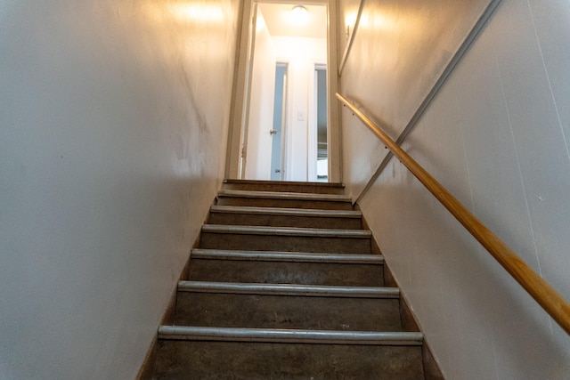 139 S Ashburton Rd, Columbus, OH 43213 - view of staircase