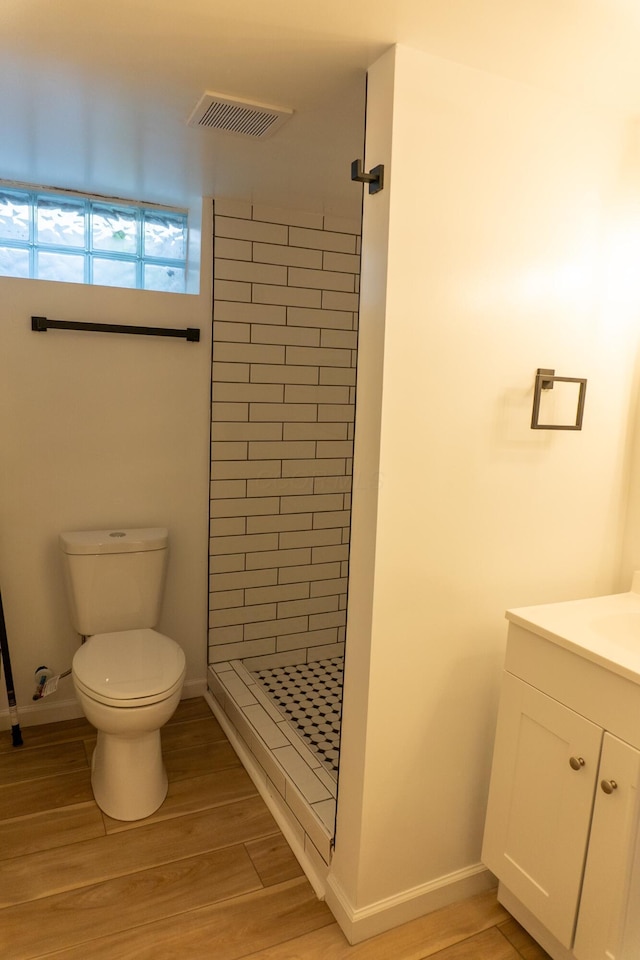 139 S Ashburton Rd, Columbus, OH 43213 - bathroom featuring a tile shower, vanity, and wood finished floors