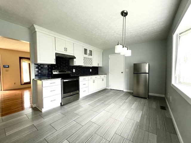 5200 Williamsburg Cir, Hilliard, OH 43026 - kitchen with appliances with stainless steel finishes, backsplash, plenty of natural light, and a textured ceiling