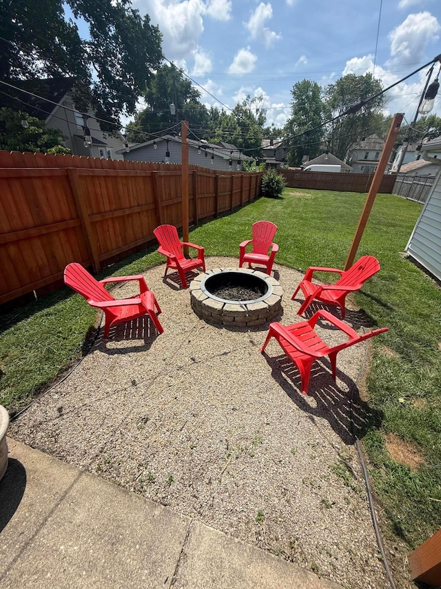 552 E 5th Ave, Lancaster, OH 43130 - fenced backyard featuring a fire pit