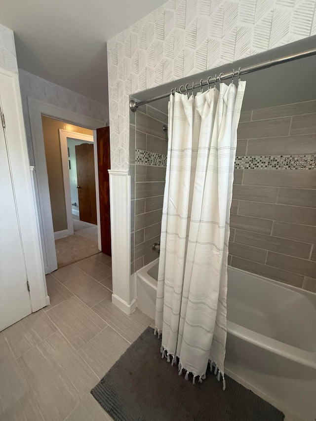 552 E 5th Ave, Lancaster, OH 43130 - full bath featuring shower / tub combo and tile patterned floors