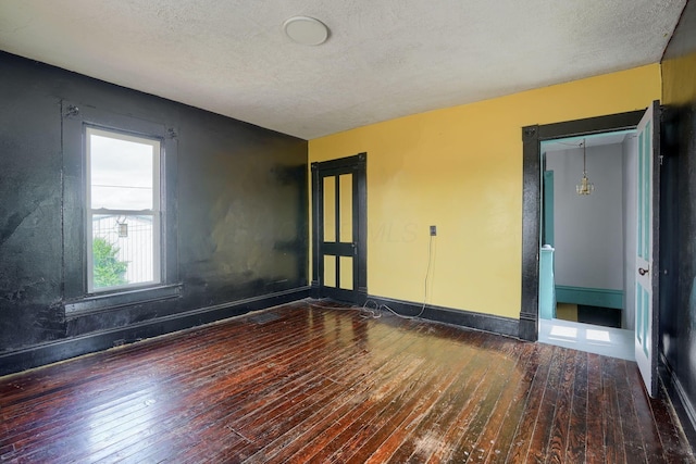 514 S Columbus St, Lancaster, OH 43130 - unfurnished room with hardwood / wood-style floors and a textured ceiling