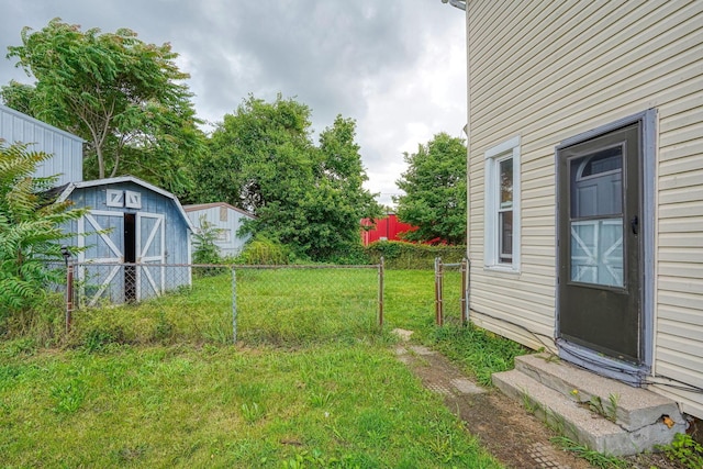 514 S Columbus St, Lancaster, OH 43130 - view of yard with entry steps and a storage unit