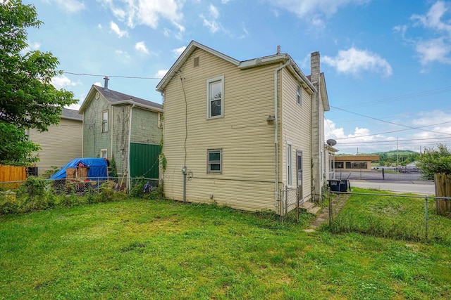 514 S Columbus St, Lancaster, OH 43130 - rear view of property featuring a chimney