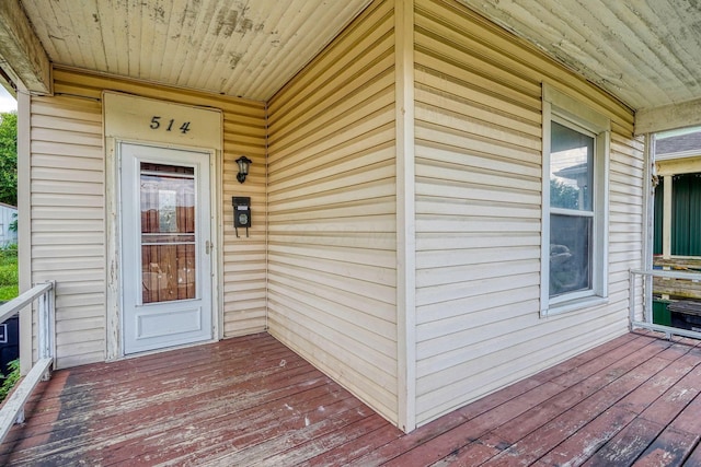 514 S Columbus St, Lancaster, OH 43130 - view of exterior entry featuring a deck