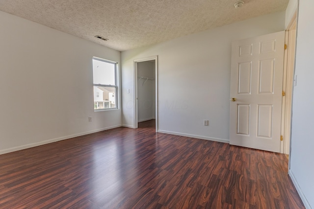 5480 Rothermund Dr, Canal Winchester, OH 43110 - unfurnished bedroom featuring dark wood-style floors, a textured ceiling, and a closet