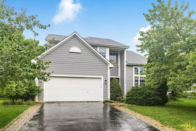 7774 Kingman Pl, Lewis Center, OH 43035 - traditional-style home with asphalt driveway, a front yard, and roof with shingles
