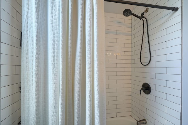 1332 E Deshler Ave, Columbus, OH 43206 - full bath with shower / bath combo with shower curtain